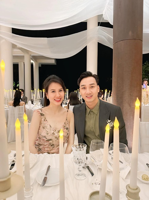 Vợ chồng nam MC tình tứ như ngày mới yêu.