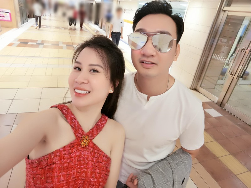 “Tính chất công việc của vợ chồng mình giống nhau đó là đều phải đi đây đi đó liên tục. Lúc anh Trung về Hà Nội mình lại bay đường dài và ngược lại. Chính vì vậy, muốn gắn bó với nhau lâu dài bắt buộc phải có một người hy sinh. Mình đã xác định rõ như vậy và chuẩn bị sẵn bước lui xuống mặt đất nên không hối hận", Ngọc Hương chia sẻ trên Vietnamnet về việc lui về làm hậu phương cho chồng.