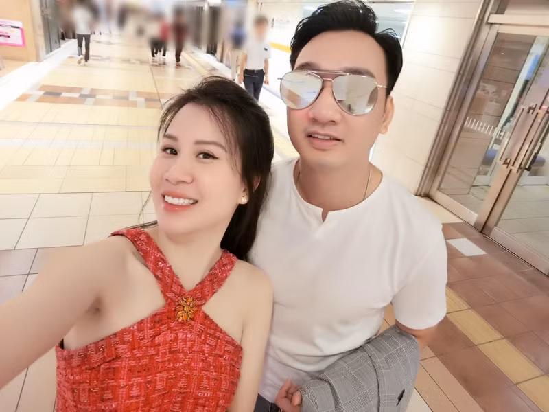 “Tính chất công việc của vợ chồng mình giống nhau đó là đều phải đi đây đi đó liên tục. Lúc anh Trung về Hà Nội mình lại bay đường dài và ngược lại. Chính vì vậy, muốn gắn bó với nhau lâu dài bắt buộc phải có một người hy sinh. Mình đã xác định rõ như vậy và chuẩn bị sẵn bước lui xuống mặt đất nên không hối hận", Ngọc Hương chia sẻ trên Vietnamnet về việc lui về làm hậu phương cho chồng.