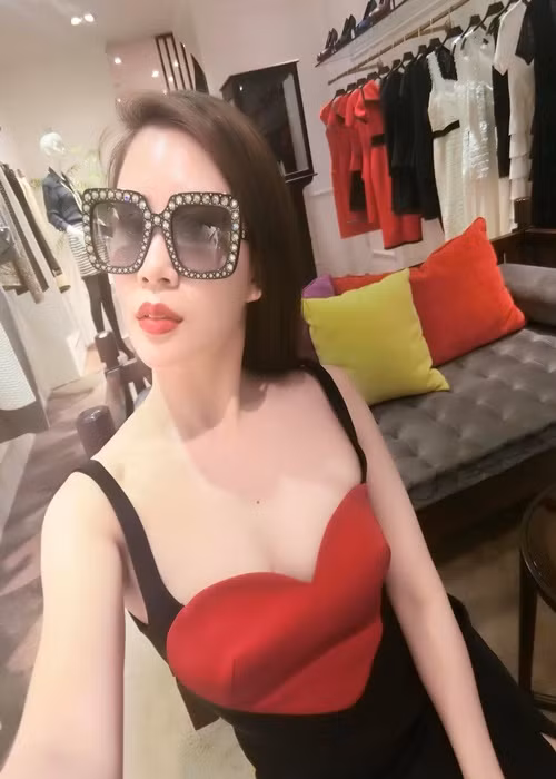 Ngọc Hương trẻ trung, xinh đẹp, ăn mặc sành điệu.