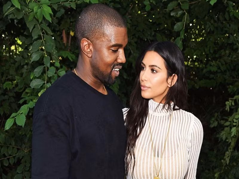 Năm 2022, Kanye West gây ồn ào khi đăng bài chế nhạo mối tình chỉ kéo dài 9 tháng giữa vợ cũ Kim Kardashian và Pete Davidson. Ảnh: Tiền Phong.