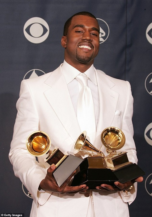 Kanye West còn từng bị chỉ trích thiếu tôn trọng ban tổ chức Grammy khi bỏ tượng vàng Grammy vào toilet. Ảnh: VTV.