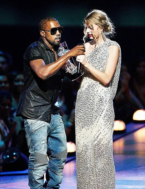 Năm 2009, tại lễ trao giải MTV Video Music Awards (VMA), khi Taylor Swift nhận giải thưởng, Kanye West bất ngờ nhảy lên sân khấu, giật mic của Taylor Swift và tuyên bố rằng Beyonce mới là người xứng đáng giành giải thưởng. Ảnh: Hollywood Life.