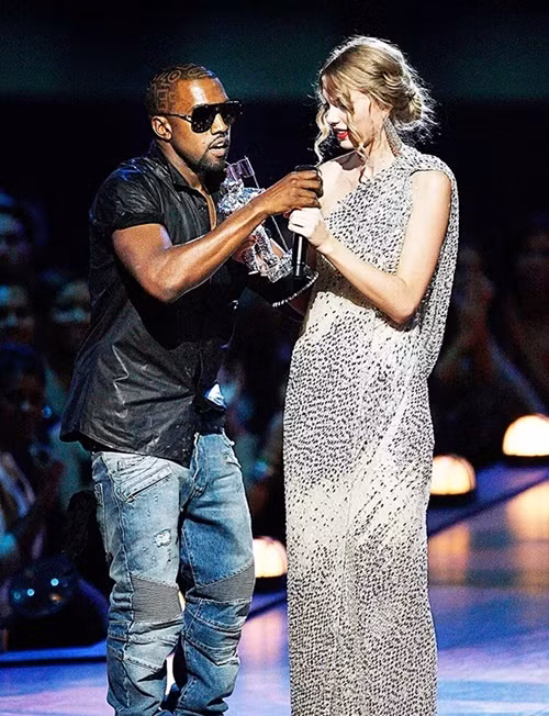 Năm 2009, tại lễ trao giải MTV Video Music Awards (VMA), khi Taylor Swift nhận giải thưởng, Kanye West bất ngờ nhảy lên sân khấu, giật mic của Taylor Swift và tuyên bố rằng Beyonce mới là người xứng đáng giành giải thưởng. Ảnh: Hollywood Life.