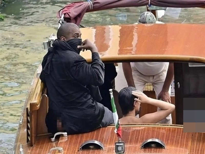 Tháng 9/2023, Kanye West để lộ vòng ba khi cùng Bianca Censori đi “taxi nước” ở Venice (Ý). Vì hành vi phản cảm này, cặp đôi bị hãng cho thuê “taxi nước” cấm suốt đời. Ảnh: Người Lao Động.