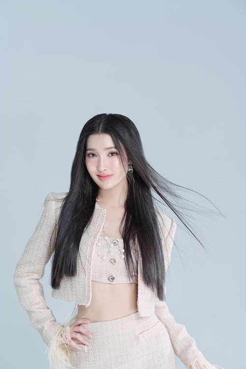 Á hậu Phương Nhi từng tiết lộ mẹ không cho lấy chồng sớm. “Không biết các bạn nữ khác đối diện với câu hỏi lấy chồng này như thế nào nhưng riêng với gia đình Phương Nhi thì câu hỏi này bị cấm tuyệt luôn. Vì mẹ rất sợ Phương Nhi lấy chồng sớm và mẹ cũng không cho con gái lấy chồng sớm đâu”, Phương Nhi chia sẻ trên Saostar. Ảnh: FB Phương Nhi.