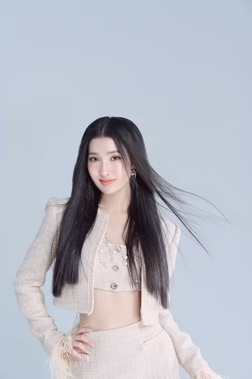 Á hậu Phương Nhi từng tiết lộ mẹ không cho lấy chồng sớm. “Không biết các bạn nữ khác đối diện với câu hỏi lấy chồng này như thế nào nhưng riêng với gia đình Phương Nhi thì câu hỏi này bị cấm tuyệt luôn. Vì mẹ rất sợ Phương Nhi lấy chồng sớm và mẹ cũng không cho con gái lấy chồng sớm đâu”, Phương Nhi chia sẻ trên Saostar. Ảnh: FB Phương Nhi.