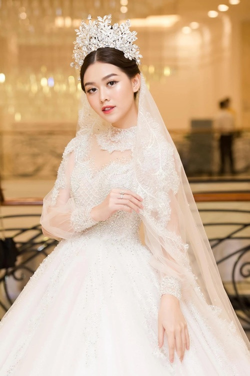 Tường San chia sẻ trên Vietnamnet về việc lấy chồng: “Ai cũng thắc mắc sao tôi cưới sớm, song tôi cảm thấy đây là đúng người, đúng thời điểm. Ở bên anh, tôi thấy bình yên, an toàn”. 1 năm sau khi kết hôn, cô sinh con gái đầu lòng. Ảnh: Znews.