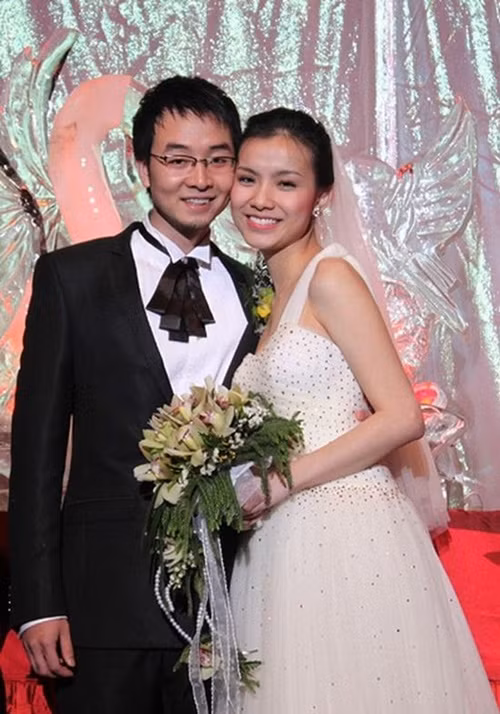 Hoa hậu Thùy Lâm kết hôn ở tuổi 24 với Nguyễn Anh Tuấn. Người đẹp chia sẻ trên Thế Giới Phụ Nữ về quyết định lấy chồng: “Có người cho rằng Lâm lấy chồng sớm nhưng đối với mình, khi tình cảm đã đủ chín muồi, mỗi người đều có sự chuẩn bị cho cuộc sống gia đình thì chính là lúc cả hai nên tiến tới hôn nhân”. Ảnh: Dân Việt.