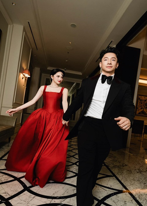 Phú Cường ăn mặc lịch lãm khi dự sự kiện, được khen có tướng phu thê với Hương Giang. Ảnh: FB Phú Cường.