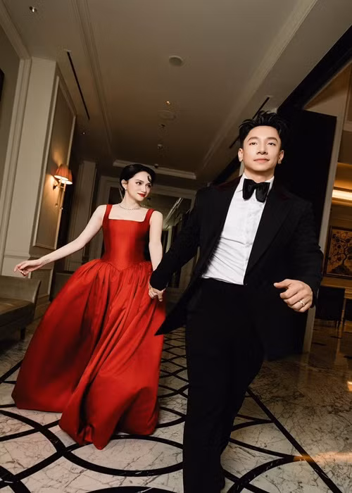 Phú Cường ăn mặc lịch lãm khi dự sự kiện, được khen có tướng phu thê với Hương Giang. Ảnh: FB Phú Cường.