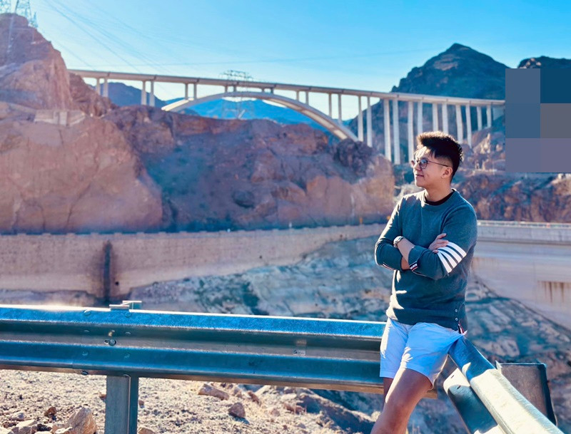 Ở đời thường, tình cũ của Hương Giang diện trang phục trẻ trung. Ảnh: FB Matt Liu.