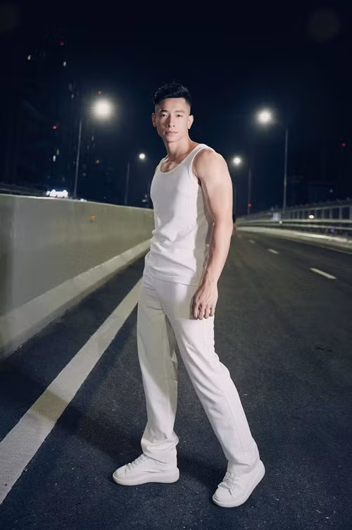 Phú Cường sinh năm 1994, kém Hương Giang 3 tuổi. Cùng với gương mặt nam tính, góc cạnh, Phú Cường sở hữu thân hình săn chắc. Ảnh: FB Phú Cường.