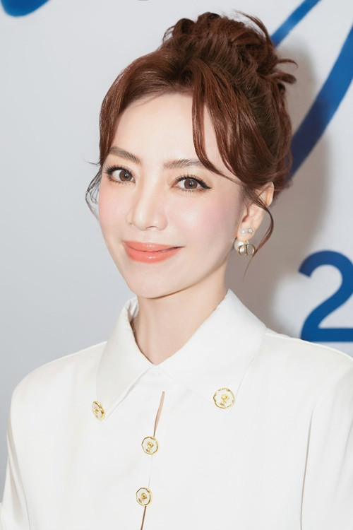 Năm 2018, diễn viên Thu Trang thừa nhận “dao kéo” ở Hàn Quốc. Cô chỉnh sửa vì gương mặt hốc hác. Ảnh: FB Thu Trang.