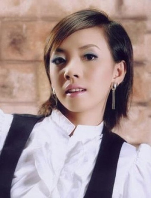 Năm 2001, gia đình Thu Trang phá sản. Để có tiền ăn học, phụ giúp gia đình, nữ diễn viên chạy show mỗi tối để nhận về cát sê từ 10.000 -15.000 đồng. Có những đêm, gia đình đợi Thu Trang đi làm về mới có tiền ăn tối. Ảnh: FB Thu Trang.