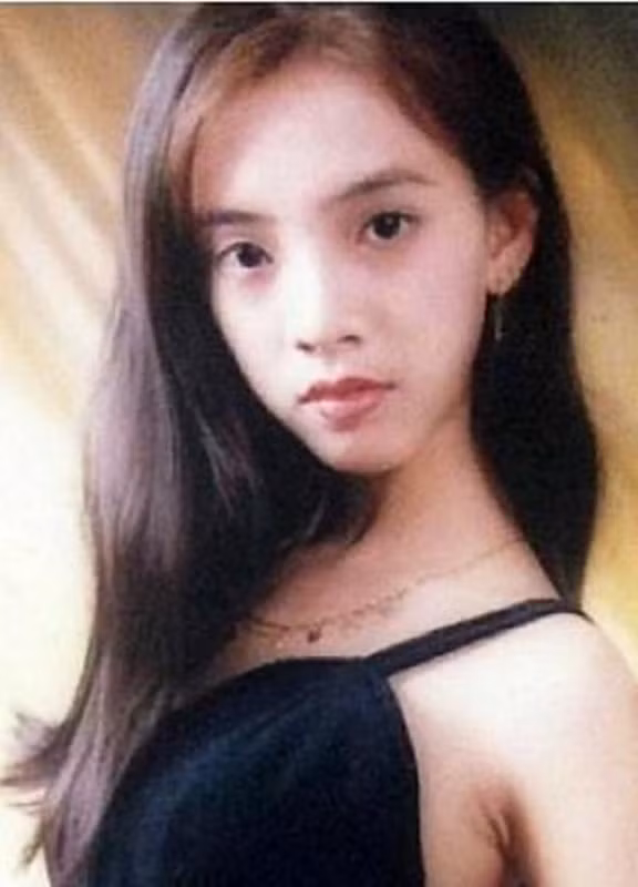 Thu Trang xuất thân giàu có. Theo Thời đại, bố nữ diễn viên là ông chủ lớn kinh doanh đồng thau có tiếng ở quận 6, TP HCM. Từ nhỏ, Thu Trang sống trong nhung lụa. Trong nhà nữ diễn viên có tới 3 người giúp việc, đi đâu cô cũng được xe hơi đưa đón. Ảnh: FB Thu Trang.