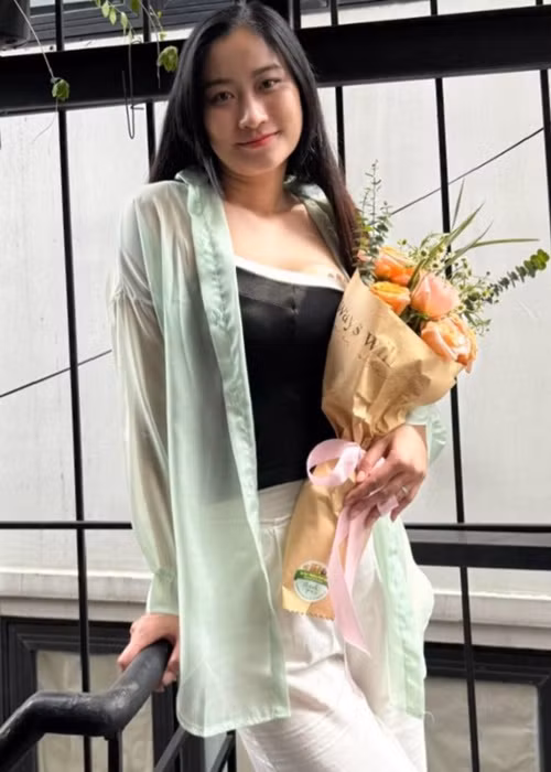 Chân Chân có phong cách thời trang đa dạng từ trẻ trung, gợi cảm đến cá tính ở đời thường. Ảnh: FB C.C.