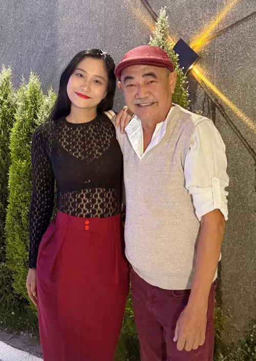 Nghệ sĩ Việt Anh từng kết hôn với diễn viên Phương Linh. Trong cuộc phỏng vấn với Người Lao Động, ông chia sẻ rằng hôn nhân tan vỡ vì ông “ham vui với bạn bè quá mà không dành thời gian cho gia đình”. Con gái nghệ sĩ Việt Anh hiện tại sống cùng mẹ. Ảnh: FB Việt Anh.