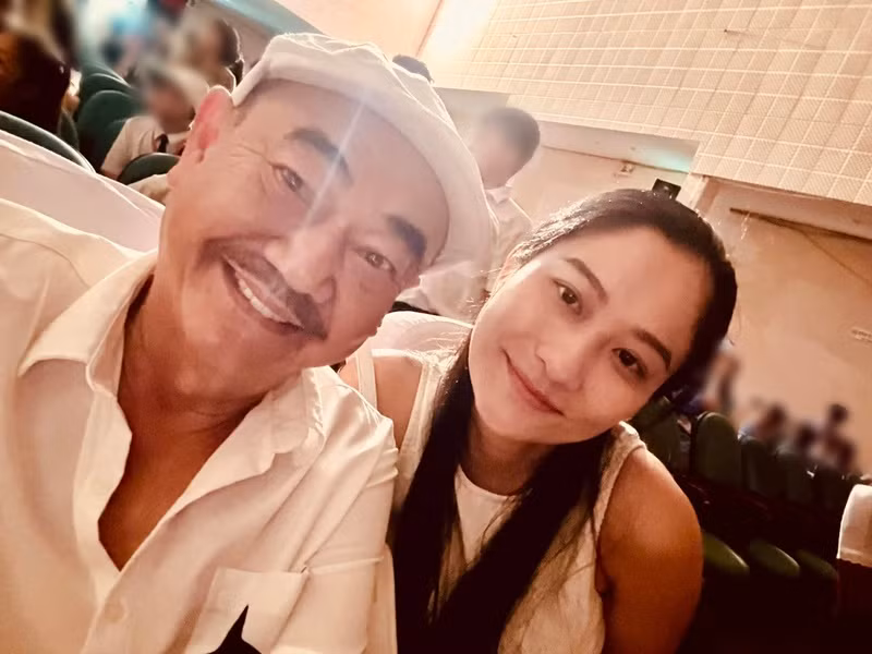 Nghệ sĩ Việt Anh từng phủ nhận mối quan hệ tình cảm với Chân Chân. Ông chia sẻ trên Tiền Phong vào tháng 3/2024, ông vẫn độc thân và cô gái chụp ảnh thân mật cùng mình là bạn của học trò. Ảnh: FB Việt Anh.