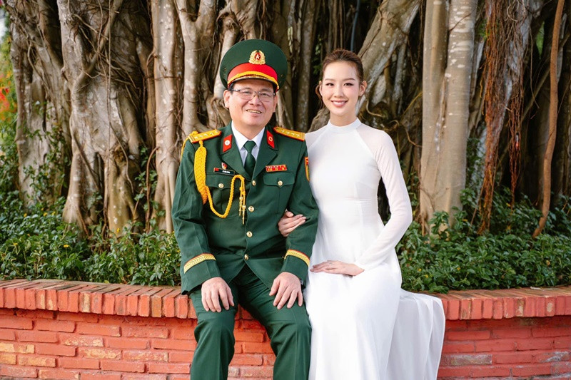 Bảo Ngọc diện áo dài đến thăm bố nhân ngày 22/12/2024. "Con tự hào vì có cha - người bác sĩ quân y luôn sẵn sàng cứu chữa và chăm sóc sức khỏe cho mọi người. Cảm ơn cha đã là biểu tượng của sự hy sinh và lòng nhân ái. Chúc cha ngày kỷ niệm hạnh phúc", Bảo Ngọc viết trên trang cá nhân.