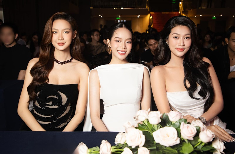 Nhìn lại năm 2024, Bảo Ngọc cho biết: "Bảo Ngọc thật sự may mắn khi được trải nghiệm rất nhiều điều mà trước đây chưa bao giờ nghĩ mình có thể làm được. Thiện nguyện, môi trường và tự hào chính là ba từ khoá để tóm tắt hành trình một năm vừa qua của Ngọc. Từng khoảnh khắc, từng chặng đường đều mang đến những bài học quý giá và cơ hội để Ngọc lan toả những giá trị tích cực đến cộng đồng". Ảnh: FB Bảo Ngọc.