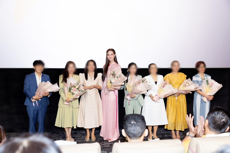 Bảo Ngọc nổi bật mỗi khi xuất hiện trước đám đông bởi nhiều cao "khủng". Ảnh: FB Bảo Ngọc.