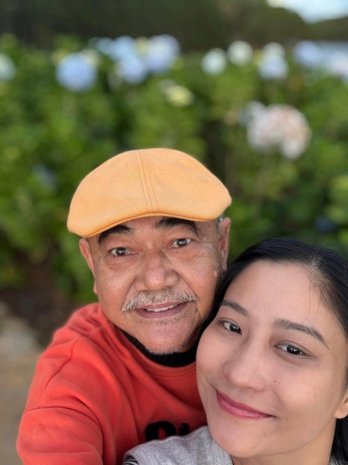 Vào tháng 3/2024, khi vướng nghi vấn hẹn Chân Chân, nghệ sĩ Việt Anh phủ nhận. Nam diễn viên chia sẻ trên Tiền Phong, ông vẫn độc thân và cô gái chụp ảnh thân mật cùng mình là bạn của học trò. Ảnh: FB Việt Anh.