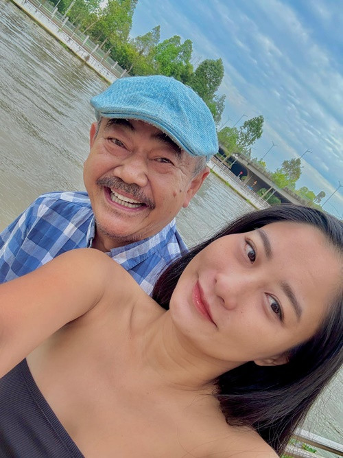 "Yêu thương không bao giờ là muộn. Chân thành bao giờ cũng là cái bắt đầu", nam nghệ sĩ viết trên trang cá nhân cách đây ít ngày. Ảnh: FB Chân Chân.