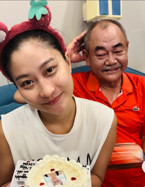 Một lần khác, bạn gái nghệ sĩ Việt Anh viết: “Sáng nay em đói cồn cào. Ship em một chút ngọt ngào đi anh”. Nam diễn viên gạo cội để lại bình luận: “Chè ngọt bằng anh không”. Lập tức, Chân Chân trêu đùa nửa kia: “Anh đắng thấy mồ”. Ảnh: FB Chân Chân.