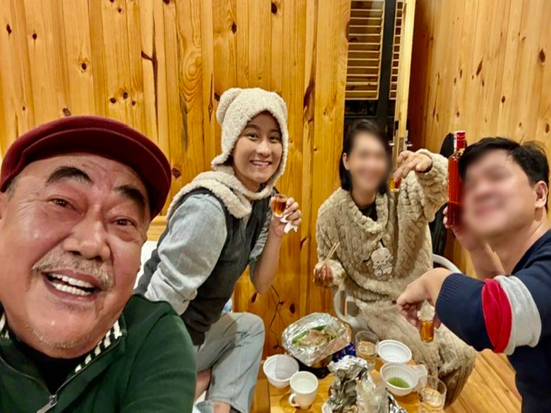 Khi Chân Chân viết: “Cơm ăn mỗi bữa một lưng. Uống nước cầm chừng, để dạ thương anh”, nghệ sĩ Việt Anh để lại bình luận: “Thương anh hay ai”. Chân Chân đáp lại: “Thương ai ngoài anh”. Ảnh: FB Việt Anh.