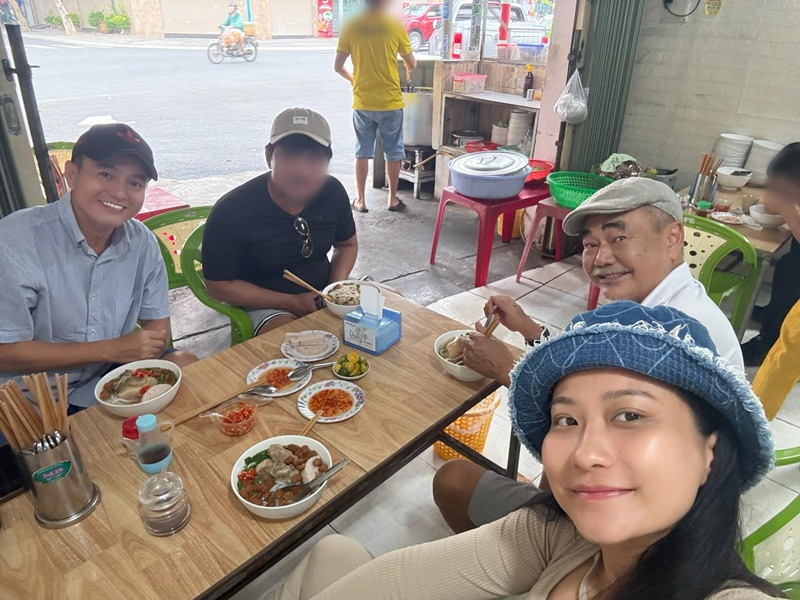 Nghệ sĩ Việt Anh thường nấu ăn, đèo bạn gái trên xe máy đi dạo phố. Ảnh: FB Chân Chân.