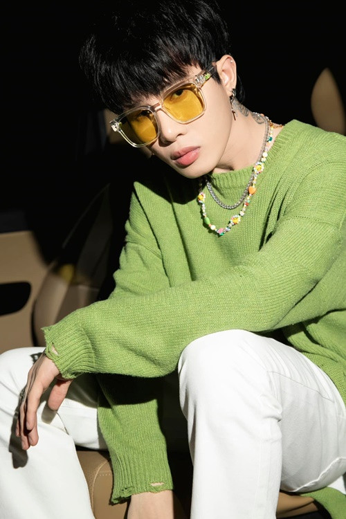 Trong cuộc phỏng vấn với Đẹp, Jack cho biết, mẹ nói anh đừng bao giờ hát cải lương bởi hát không hay thì tốt nhất đừng hát. “Thật ra mẹ cũng chưa bao giờ nghĩ có ngày tôi sẽ trở thành ca sĩ. Bà chỉ nghĩ tôi thích ca hát cho vui vậy thôi”, Jack chia sẻ. Ảnh: FB Jack.