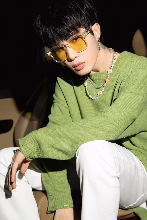 Trong cuộc phỏng vấn với Đẹp, Jack cho biết, mẹ nói anh đừng bao giờ hát cải lương bởi hát không hay thì tốt nhất đừng hát. “Thật ra mẹ cũng chưa bao giờ nghĩ có ngày tôi sẽ trở thành ca sĩ. Bà chỉ nghĩ tôi thích ca hát cho vui vậy thôi”, Jack chia sẻ. Ảnh: FB Jack.