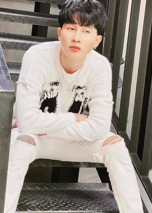 Bố của Jack từng chia sẻ về quá khứ của con trai trước khi nổi tiếng. “Dạy học được 3 tháng Tuấn xin nghỉ để làm nhạc. Lúc đó, tôi cũng la kinh lắm. Ở vùng quê này, làm giáo viên cũng ổn, thêm cả chăm vườn cũng đủ kiếm sống qua ngày. Nhưng rồi nó bảo bố mẹ cho thử sức thì tôi cũng đành để con theo đam mê chứ không ngăn cản”, bố của Jack cho hay. Ảnh: FB Jack.