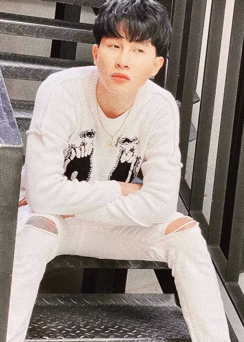 Bố của Jack từng chia sẻ về quá khứ của con trai trước khi nổi tiếng. “Dạy học được 3 tháng Tuấn xin nghỉ để làm nhạc. Lúc đó, tôi cũng la kinh lắm. Ở vùng quê này, làm giáo viên cũng ổn, thêm cả chăm vườn cũng đủ kiếm sống qua ngày. Nhưng rồi nó bảo bố mẹ cho thử sức thì tôi cũng đành để con theo đam mê chứ không ngăn cản”, bố của Jack cho hay. Ảnh: FB Jack.