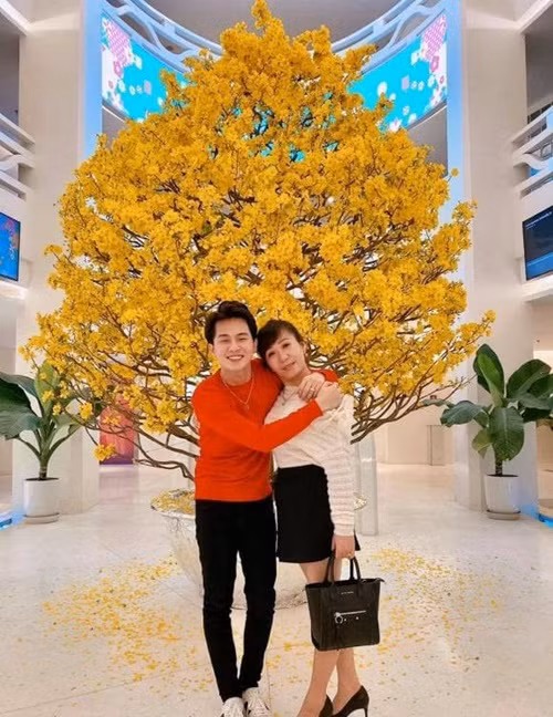 Mẹ của ca sĩ Jack tên Trần Thị Phương Loan. Theo Znews, bà Loan là nghệ sĩ cải lương ở Bến Tre. Ảnh: Thương Hiệu Pháp Luật.