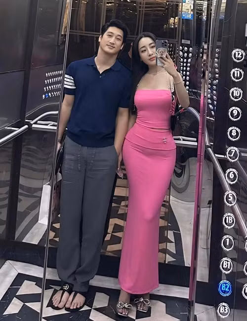 Anh tinh tu cua Ngoc Quynh “Hoa hong tren nguc trai” ben ban gai