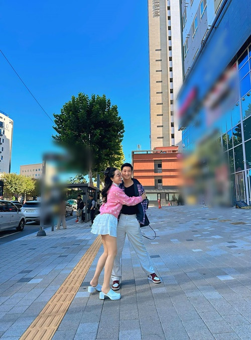 Trái với Thùy Anh, Ngọc Quỳnh hạn chế chia sẻ hình ảnh hẹn hò trên mạng xã hội. Tuy nhiên, trên báo chí, Ngọc Quỳnh lại thoải mái chia sẻ về Thùy Anh. Nam diễn viên cho biết, cả hai có nhiều điểm chung, hiểu nhau.