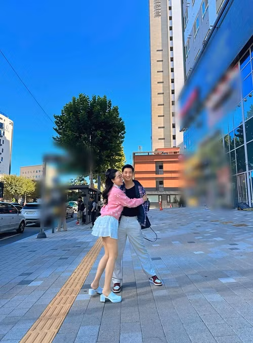 Trái với Thùy Anh, Ngọc Quỳnh hạn chế chia sẻ hình ảnh hẹn hò trên mạng xã hội. Tuy nhiên, trên báo chí, Ngọc Quỳnh lại thoải mái chia sẻ về Thùy Anh. Nam diễn viên cho biết, cả hai có nhiều điểm chung, hiểu nhau.