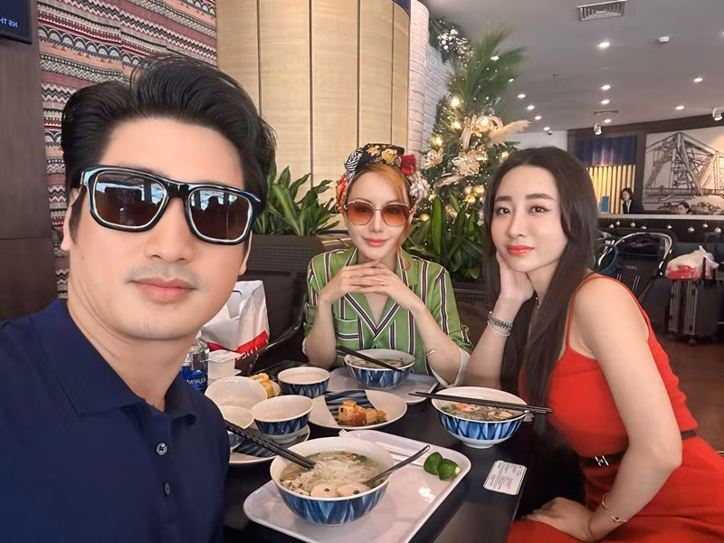 Ngọc Quỳnh được khen ngợi ngày càng phong độ, trẻ trung sau khi yêu Thùy Anh. Còn Thùy Anh sở hữu nhan sắc gợi cảm, hiện tại vừa hoạt động nghệ thuật vừa làm CEO.