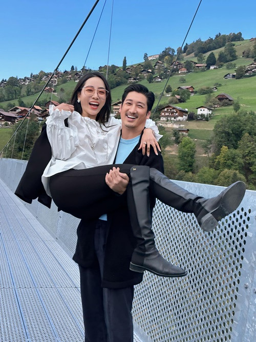 Nam diễn viên phim Hoa hồng trên ngực trái bồng người yêu trên cây cầu.