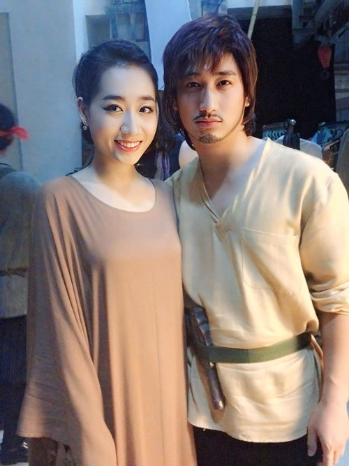 Ngọc Quỳnh và Thùy Anh cùng công tác tại Nhà hát kịch Hà Nội. Trên trang cá nhân, Thùy Anh chia sẻ loạt ảnh đóng kịch cùng Ngọc Quỳnh năm 2012.