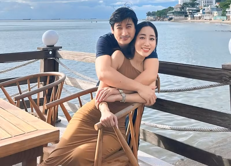 Trên trang cá nhân, Thùy Anh thường xuyên khoe hình ảnh tình tứ bên Ngọc Quỳnh. Cô cho biết, Ngọc Quỳnh là người đàn ông chiều chuộng cô nhất.