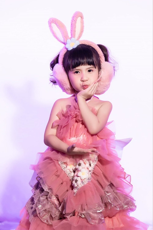 Con gái Thiên An nhí nhảnh trước giờ diễn thời trang.