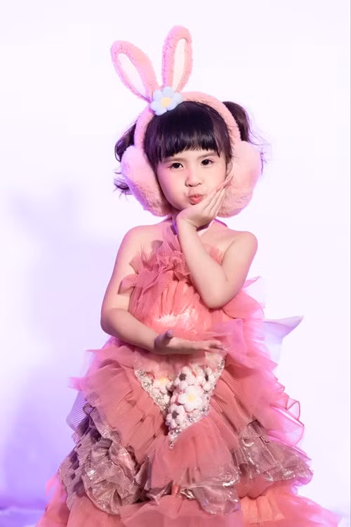 Con gái Thiên An nhí nhảnh trước giờ diễn thời trang.