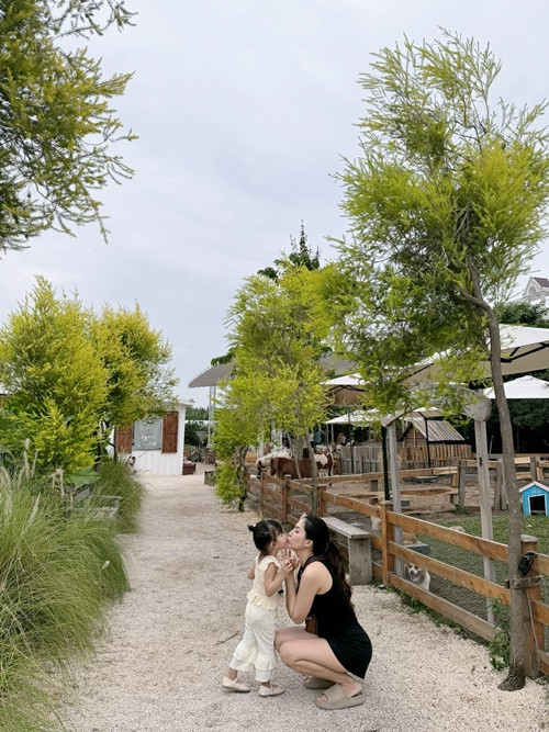 Khi quay Linh miêu ở Huế, Thiên An phải xa con gái. Đôi lúc vì nhớ con, Thiên An đón bé Sol đến trường quay ở cùng.