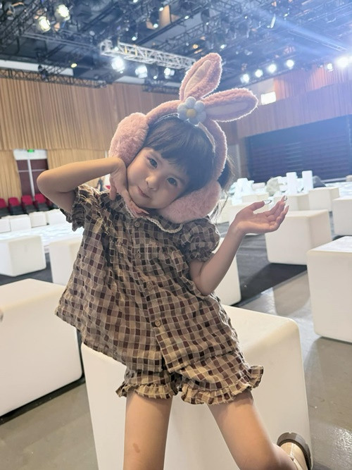 Thiên An chia sẻ hậu trường con gái catwalk: "Trước giờ diễn em bé tươi như hoa cô chú ơi. Cô chú ê-kíp tút cho bộ móng tay hoành tráng, dán bằng keo hai mặt bả gãi cái rớt nguyên bộ".