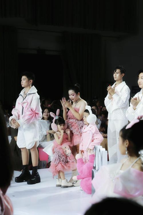 Con gái Jack còn làm người mẫu thời trang. Thiên An cho biết, lần đầu catwalk, bé Sol bỡ ngỡ nhưng cũng rất hào hứng.