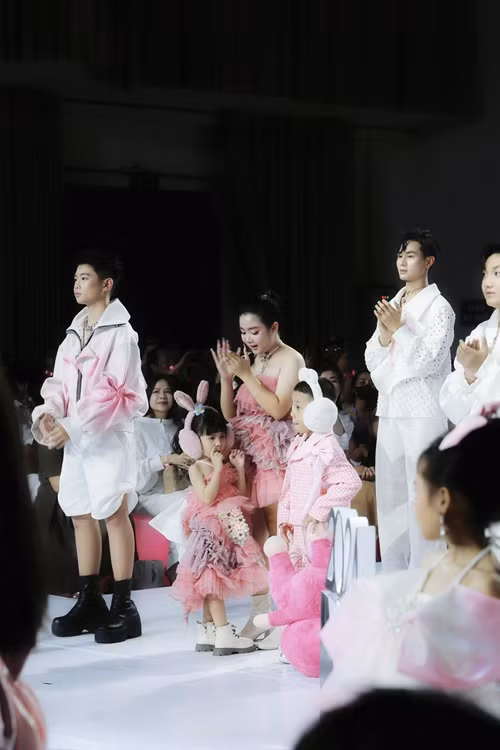 Con gái Jack còn làm người mẫu thời trang. Thiên An cho biết, lần đầu catwalk, bé Sol bỡ ngỡ nhưng cũng rất hào hứng.