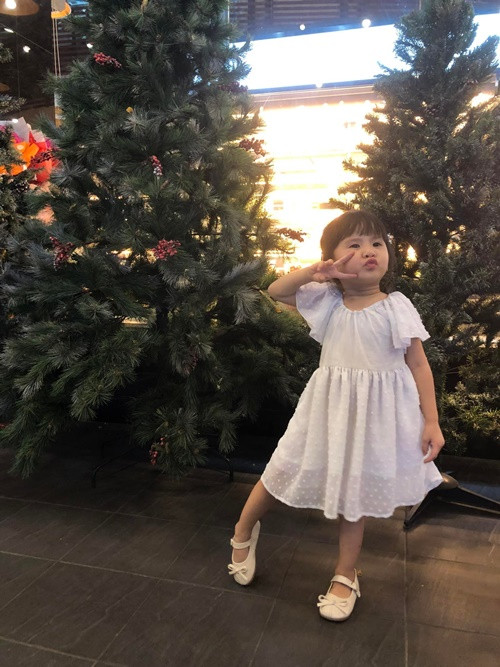 Bé Sol còn nhiều biểu cảm đáng yêu. Khi chụp ảnh, cô nhóc thích chu môi.